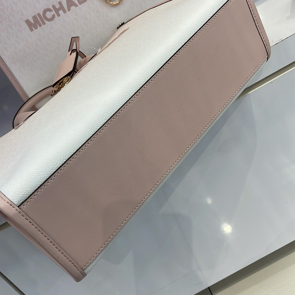MICHAEL KORS Mirella Medium EW Ombré Logo Tote Bag
POWDER BLUSH
NWT - Picture 7 of 12